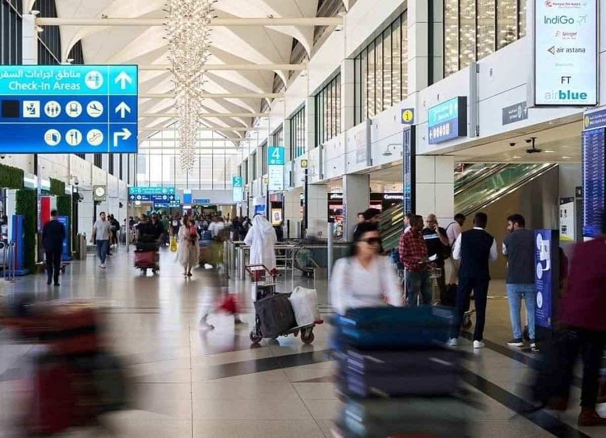 UAE Airlines Face Widespread Flight Disruptions After Houthi Attack on Aden