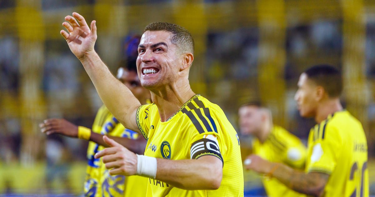 هاتريك رونالدو يقود النصر لفوز 5-3 ويحصد تكريماً تاريخياً من الجماهير