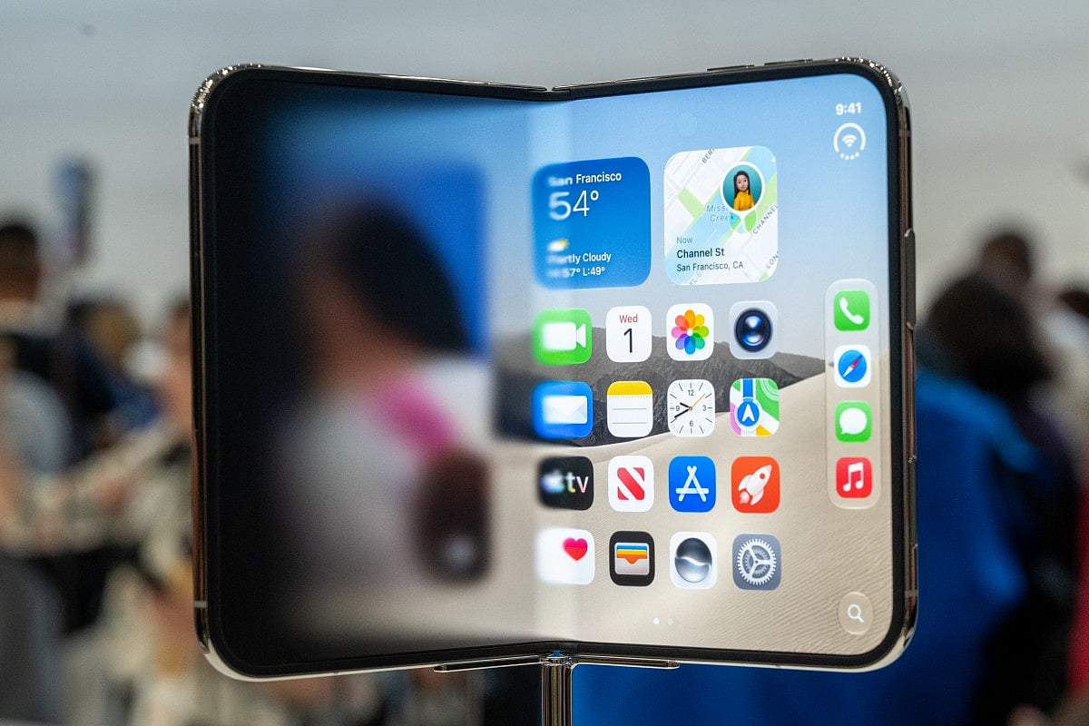 Apple's First Foldable iPhone Pre-Orders in UAE Already Facing January 2027 Delivery Delays