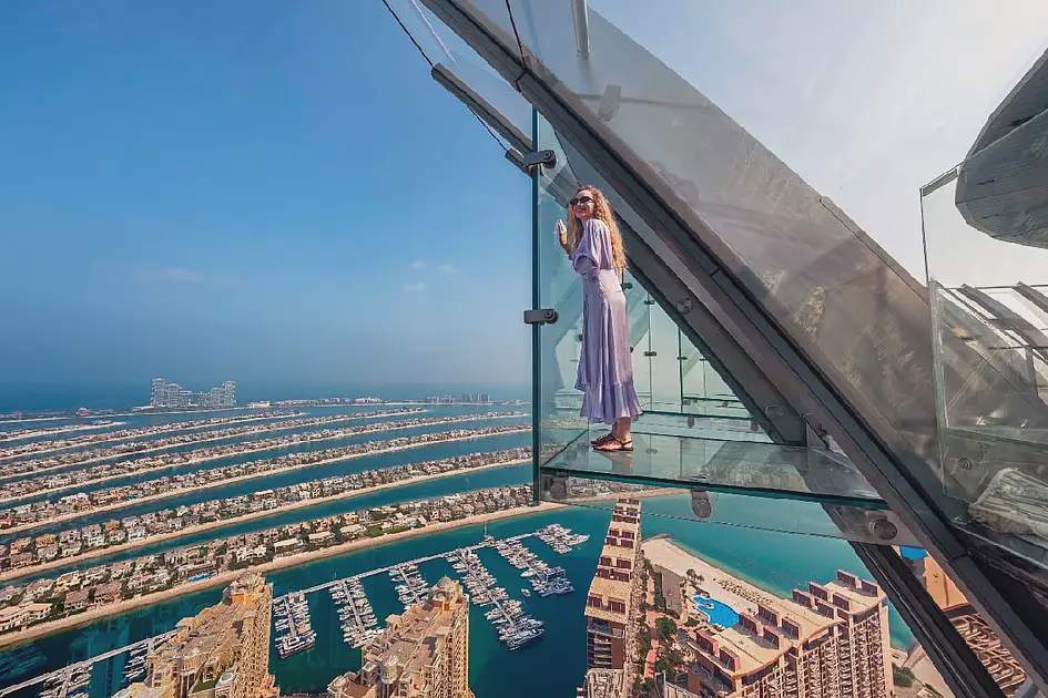 افتتاح ألواح زجاجية جديدة في «ذا فيو» بنخلة جميرا