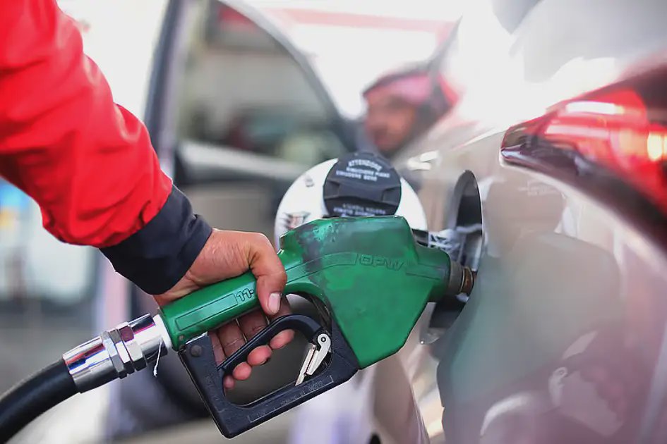 ارتفاع أسعار البنزين في الإمارات أكثر من 16% يدفع السكان نحو المترو والعمل عن بعد