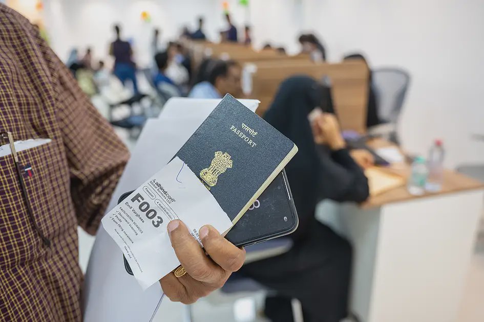 إغلاق 4 مراكز لتجديد الجوازات الهندية في الإمارات وسط نزاع على العقد